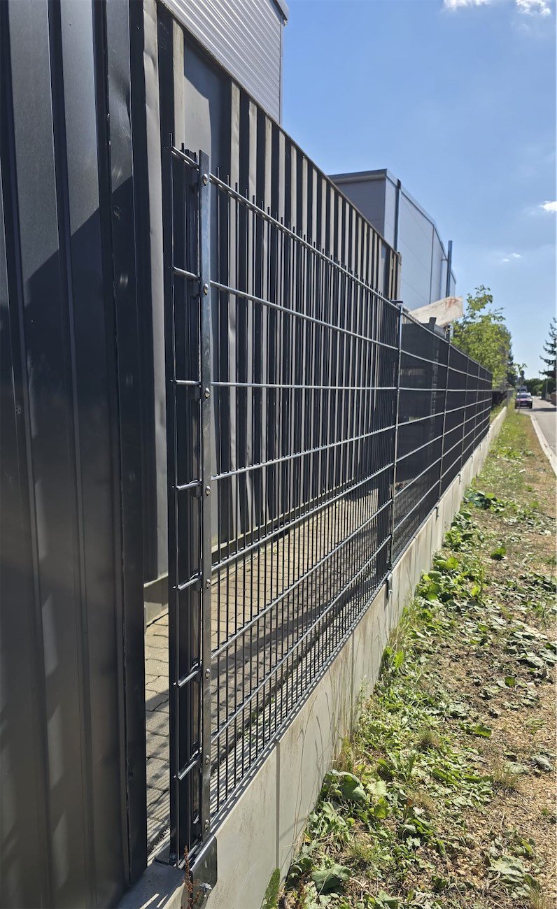 Gerader Zaunverlauf entlang der Straße